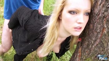 مارس الجنس Blondina على سهل من قبل فاتنة لها