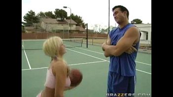 لاعب كرة قدم شاب يمارس الجنس مع قزم