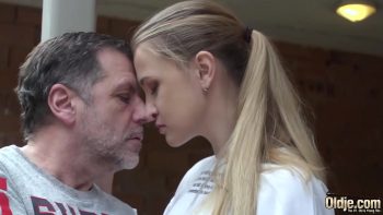 رجل عجوز يمارس الجنس مع فتاة في سن المراهقة لمحتوى قلبه