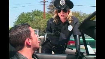ماريا تفاجئ صديقها متنكرًا بزي ضابط شرطة