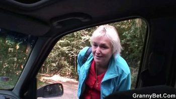 امرأة عجوز تضطر إلى مص قضيب شاب لأنه أخذها بالسيارة