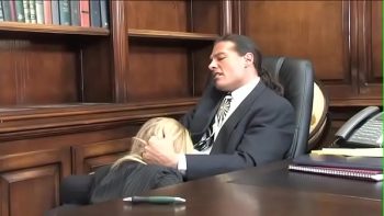 هذا الرجل يمارس الجنس مع جبهة مورو شقراء في مكتبه