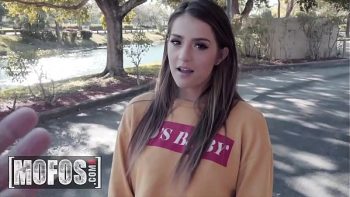 هذه الشابة شابة ومتاحة لممارسة الجنس المذهل في المنزل