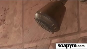 هذه امرأة سمراء لديها ثديين لائقين جدًا عندما تجلس في الحمام بجوار عميلها